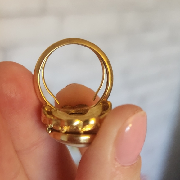 Avon Gold Locket Ring - Picture 4 of 5